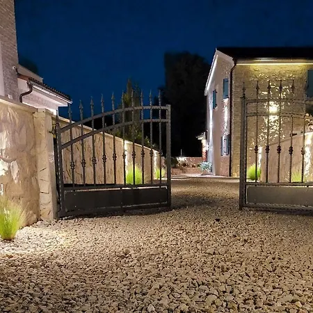 Alara - Charming With Heated Swimming Pool