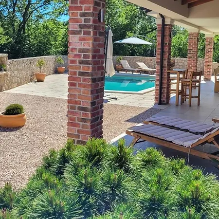Alara - Charming With Heated Swimming Pool Milohnici