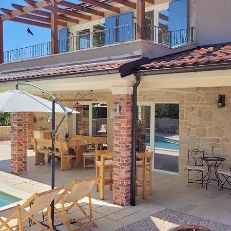 Villa Alara - Charming With Heated Swimming Pool *