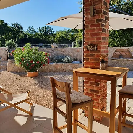 Villa Alara - Charming With Heated Swimming Pool Milohnici