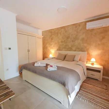 Alara - Charming With Heated Swimming Pool *