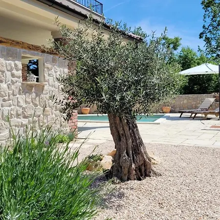 Alara - Charming With Heated Swimming Pool