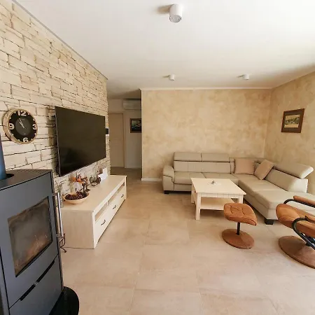 Alara - Charming With Heated Swimming Pool Milohnici